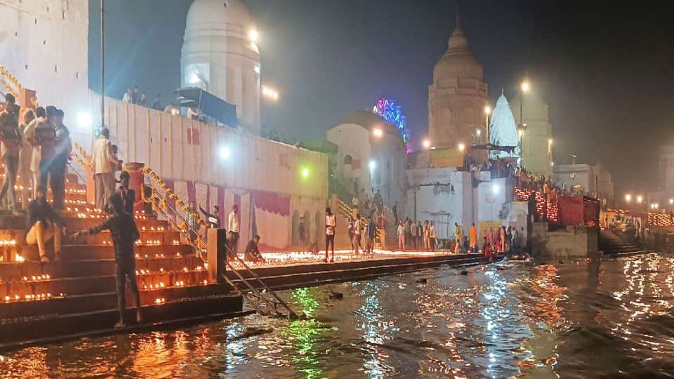 Dev Diwali 2022 Yamuna ghats lit up with the light of 21 thousand lamps in Bateshwar Agra