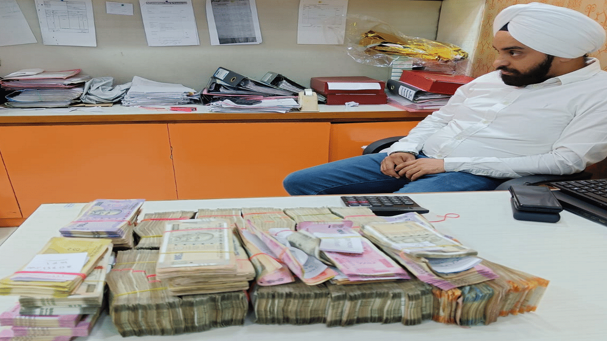 Raid on the premises of the garment company caught forgery of 1.55 crores