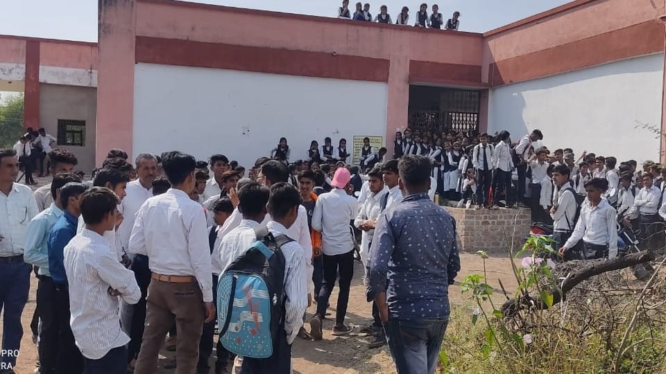 Troubled by the lack of teachers in Rajgarh, the students locked the school