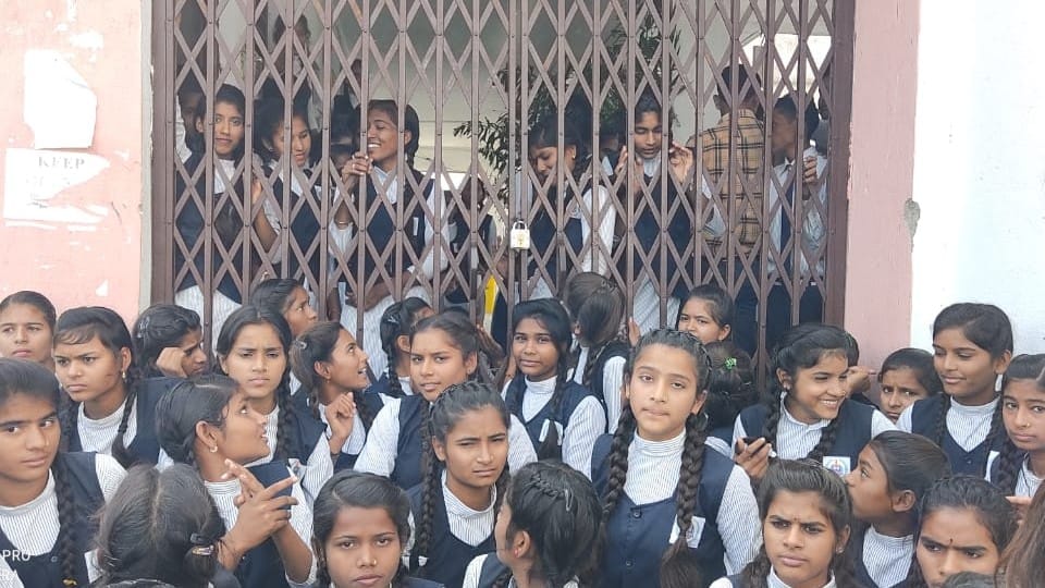 Troubled by the lack of teachers in Rajgarh, the students locked the school
