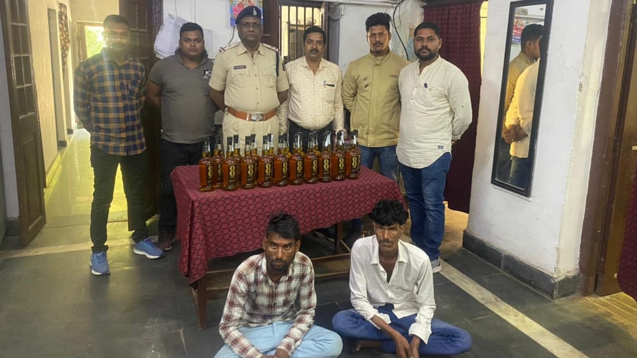 two smugglers arrested from amarkantak express with liquor
