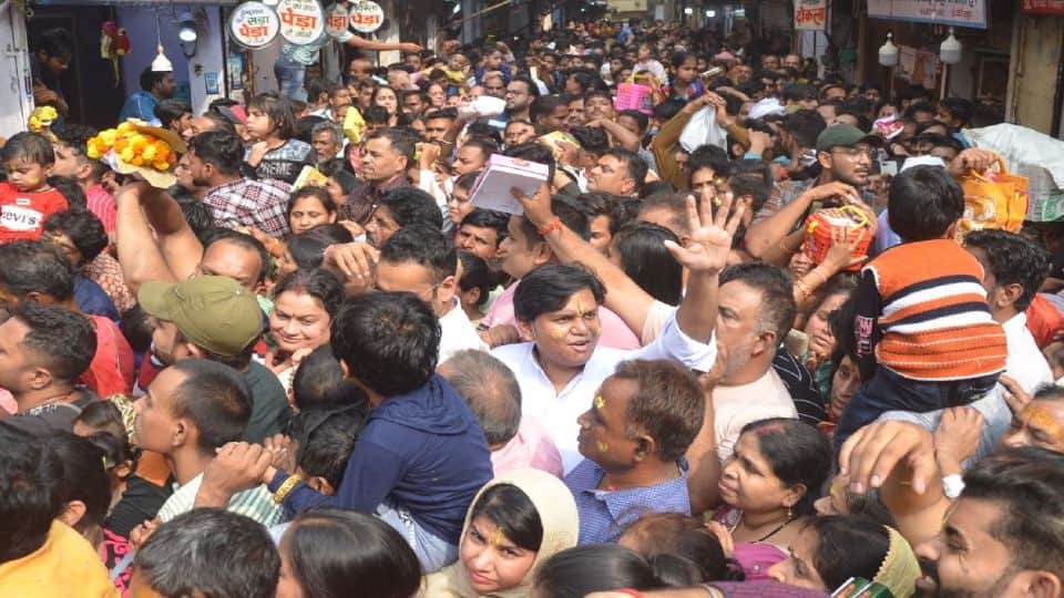 arrangements failed due to huge cowd of devotees gathered in Banke Bihari temple Vrindavan