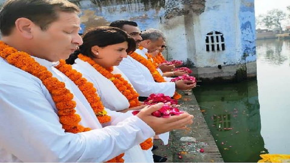 Sons came to Ganga Ghat from America to immerse the ashes of their parents