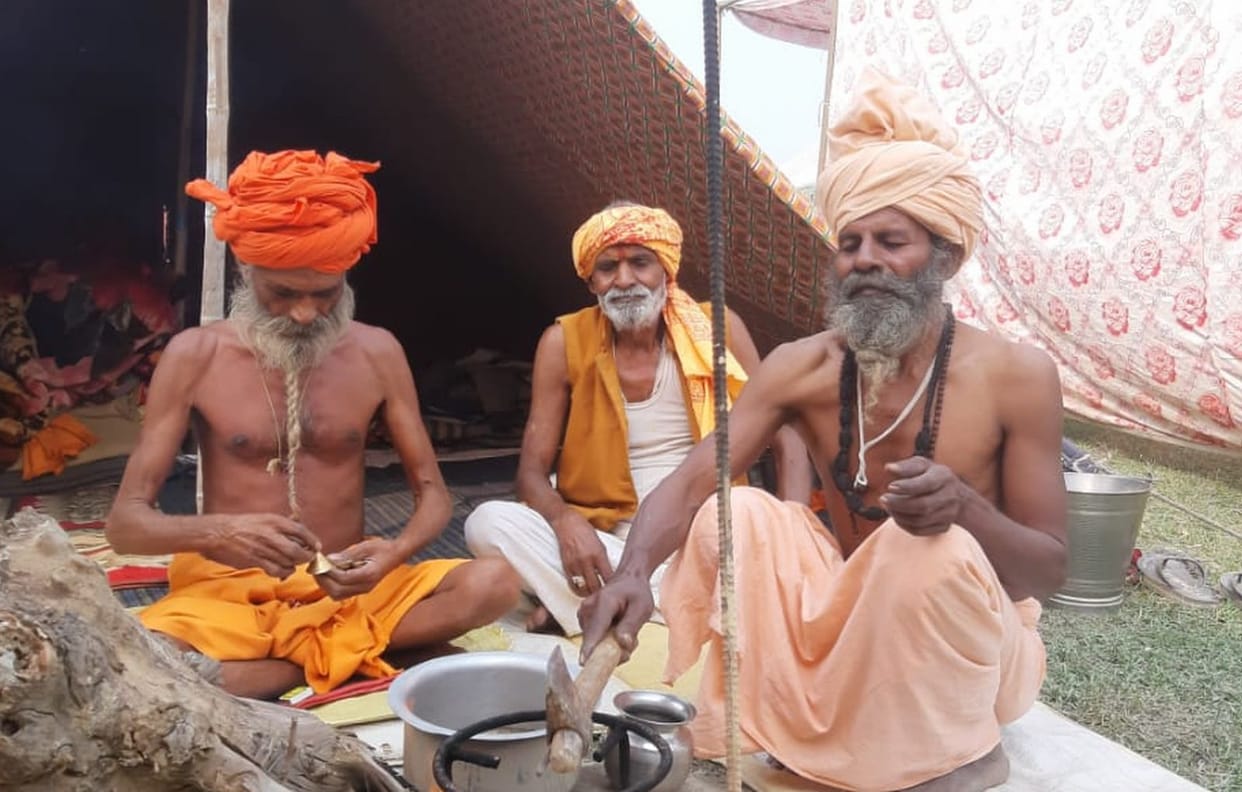 Fakkad style, engrossed in the tune...and then for 'Ganga Maiya'