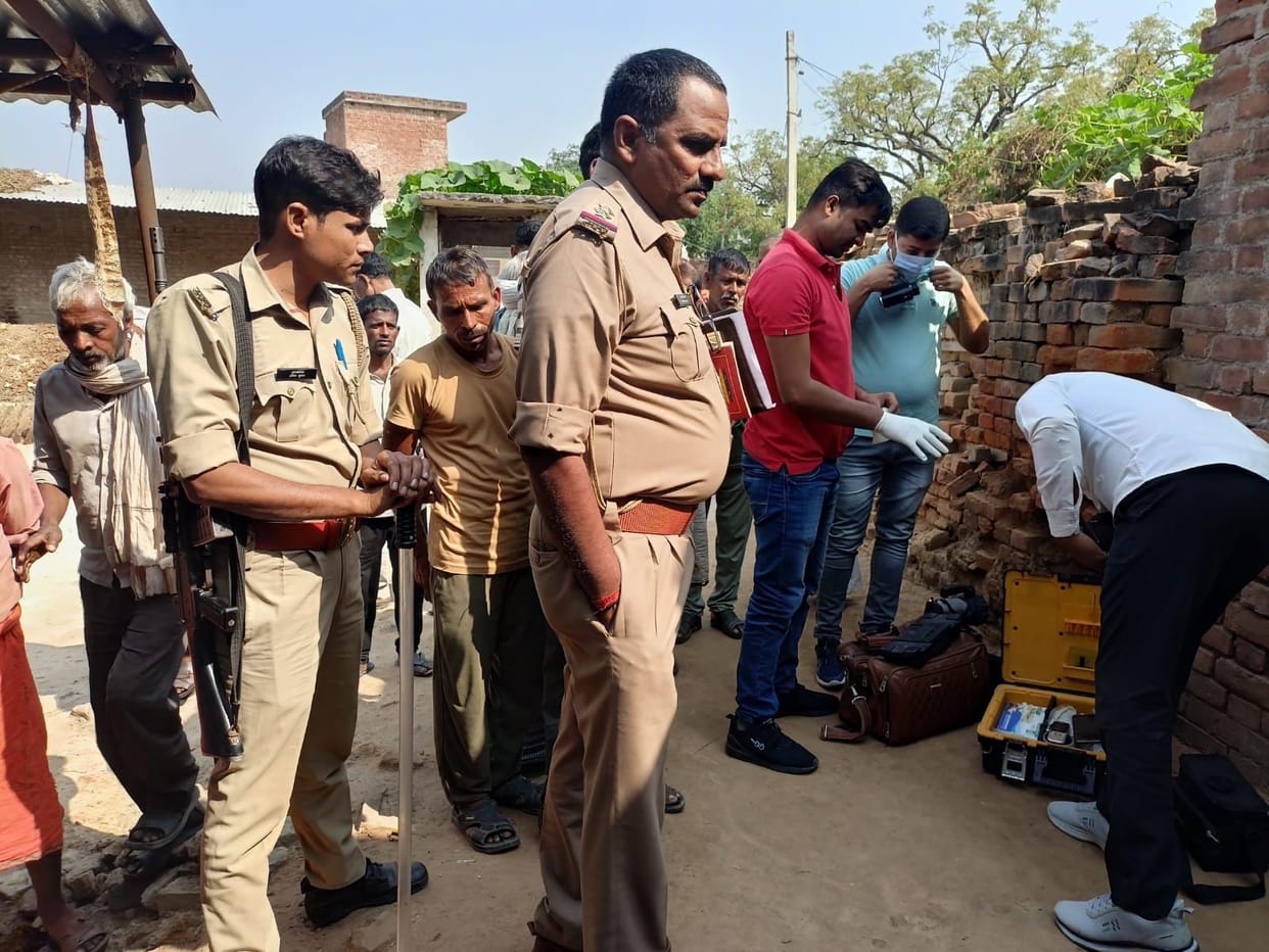 Kanpur Dehat: Dead body of youth found hanging in room, suicide note found on the spot, police started investigation