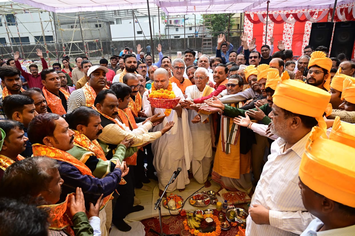 Worship of the religious flag in accordance with the rituals
