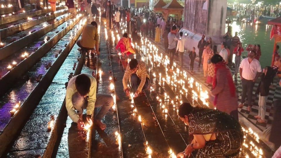 Dev Deepawali 2022: har ki pauri Light up with 11 Thousand Diyas see Amazing Photos