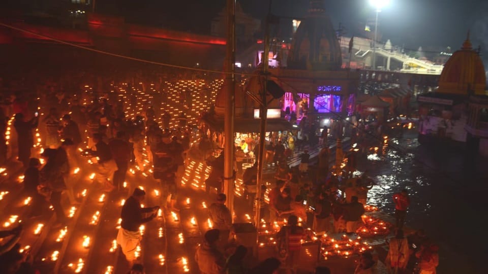 Dev Deepawali 2022: har ki pauri Light up with 11 Thousand Diyas see Amazing Photos