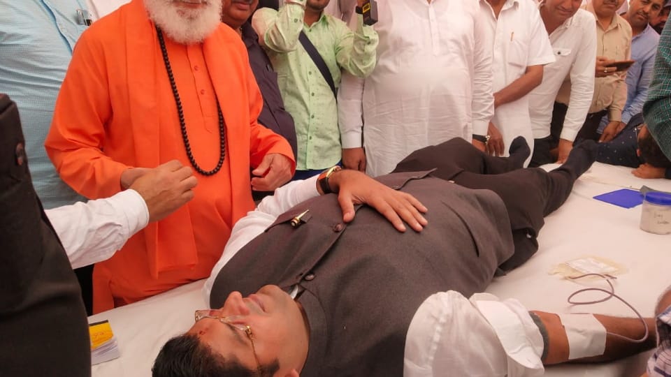 Deputy CM Dushyant Chautala Donate blood in function at fatehabada