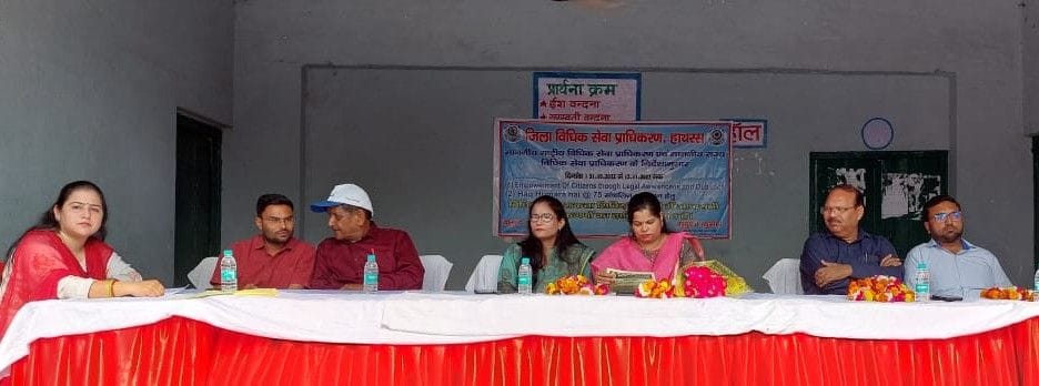 Hathras: All the departments gave information about the schemes by putting up stalls