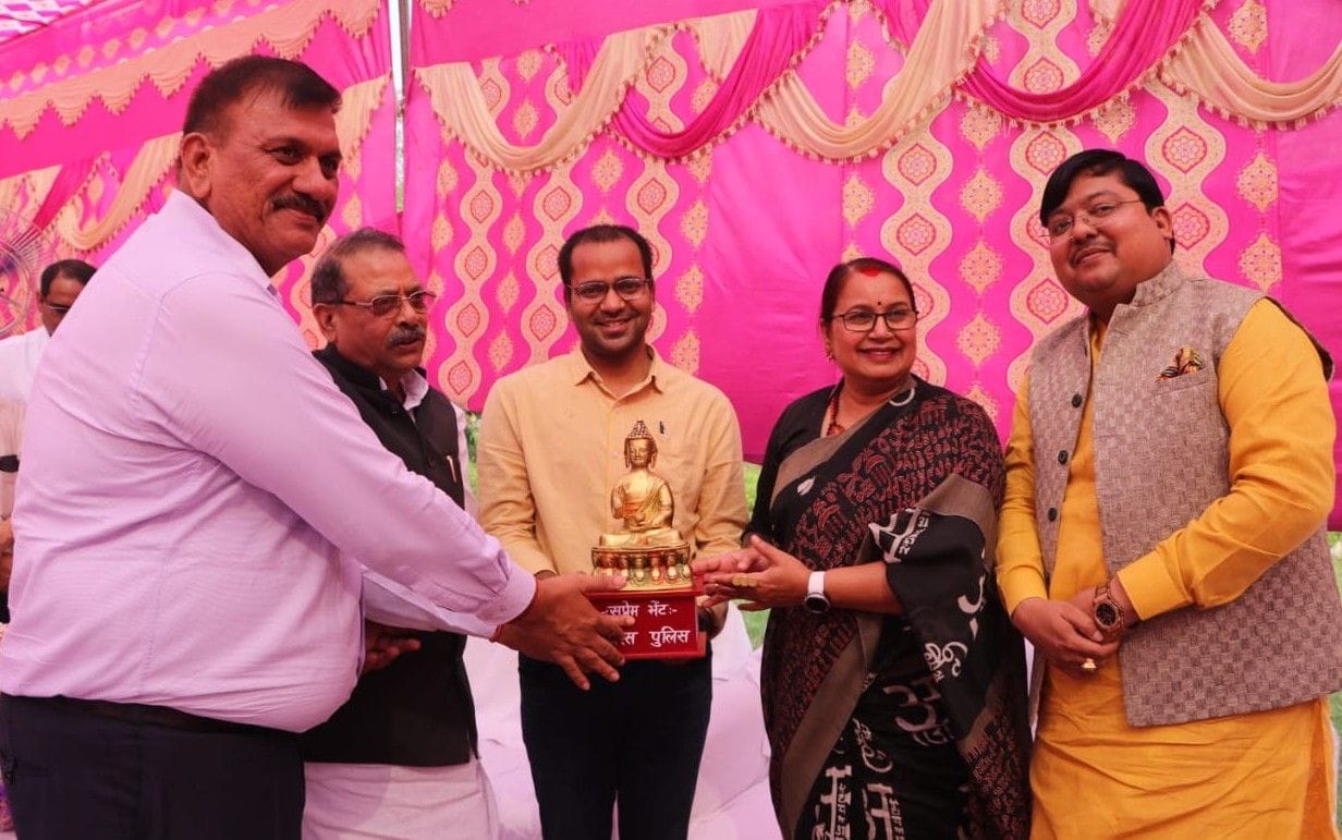 Hathras: Emotional farewell to outgoing DM in police line