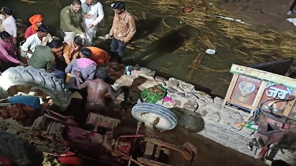 Madhya Pradesh: Tractor trolley full of devotees fell in river, three killed, more than 20 injured