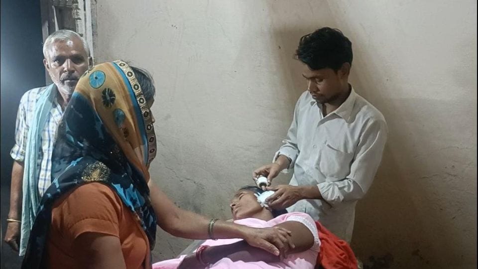 miscreant escaped by pulling the coil from the ear of devotee on Parikrama Marg in Mathura