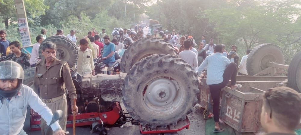 Etah: Four injured after tractor-trolley overturned, jammed for one and a half hours