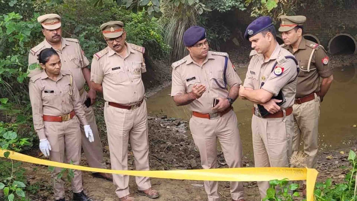 Lover couple murdered in farrukhabad lover slippers and muffler found lying on the road
