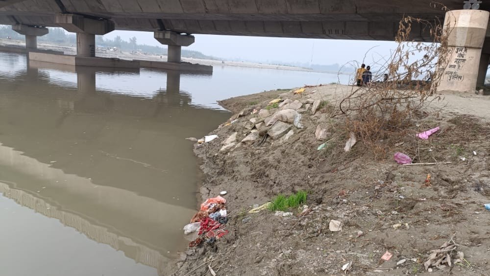 Dirt spread on the banks of Yamuna, no preparation for bathing