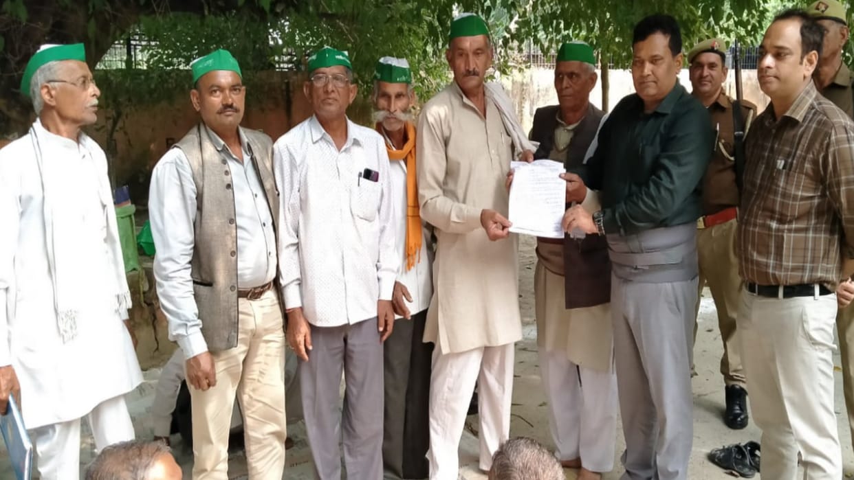BKU workers angry due to non-diagnosis of farmers problems demonstrated  in bijnor