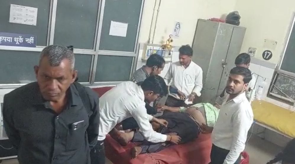 Etah: Mother-daughter killed, father injured in canter collision