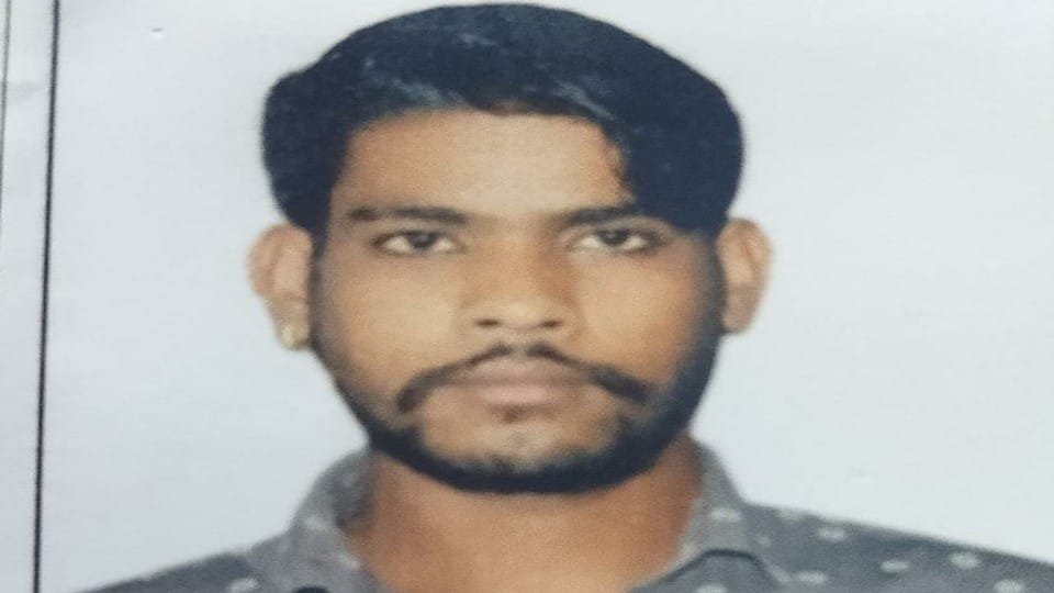young man dead body found hanging on tree in industrial area of agra