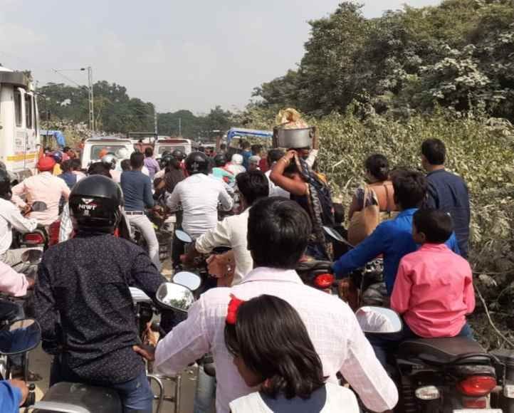 crowed are on madanpur temple road