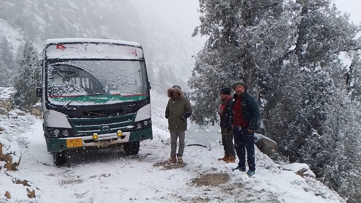 himachal election 2022 snowfall and cold wave in lahaul and election campaigning
