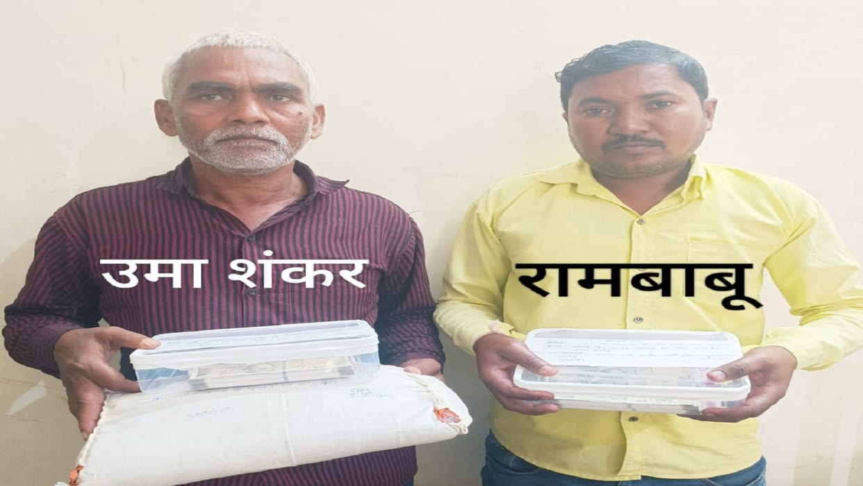 Two arrested including the instructor for smuggling counterfeit notes from West Bengal