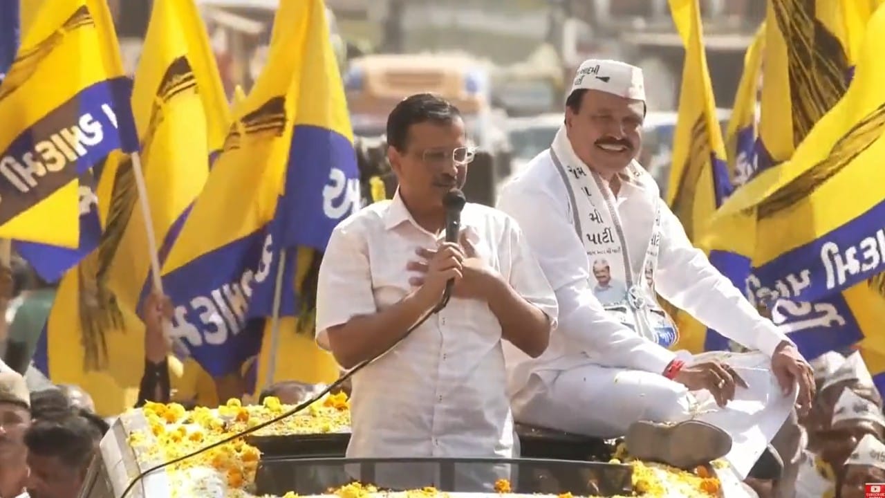 राजकोट में रोड शो करते अरविंद केजरीवाल।
