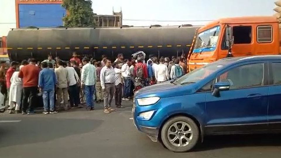 woman and man dies in road accidents in Agra