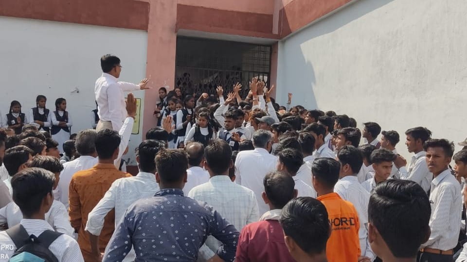 Troubled by the lack of teachers in Rajgarh, the students locked the school
