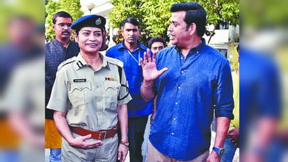 फिल्म की जानकारी देते अभिनेता व सांसद रवि किशन और साथी कलाकार।