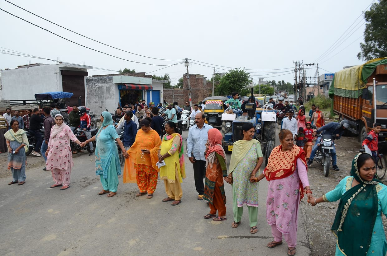 kathua Women blocked road in protest against illegal parking