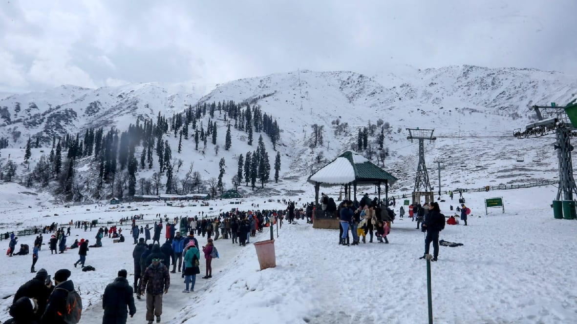 jammu kashmir weather updates Bone chilling cold in Leh cold wave in Kashmir