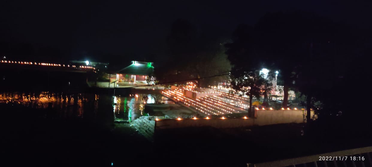 Sanskar Bharti decorated a garland of lamps at Amhat