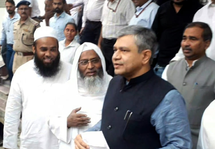Delegation of Darul Uloom handed over memorandum to Railway Minister