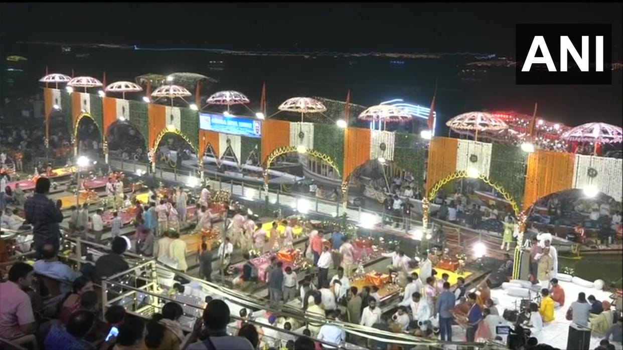 Varanasi Dev Deepawali 2022 Live Dev Diwali Celebration Deep Daan at Ganga Ghat Kashi Vishwanath News in Hindi