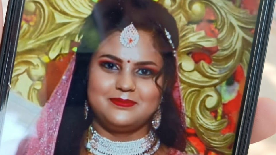woman dead body found hanging in the house in mainpuri