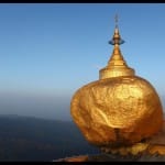सदियों से ढलान पर टिका है ये रहस्यमयी पत्थर