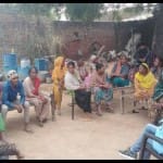 पंचायत में बैठे लोग