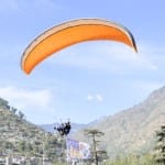पैराग्लाइडरों ने दिया मतदान का संदेश।