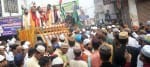 सोमवार को कमल्ले चौराहे के पास जुलूस में मौजूद लोग। संवाद
