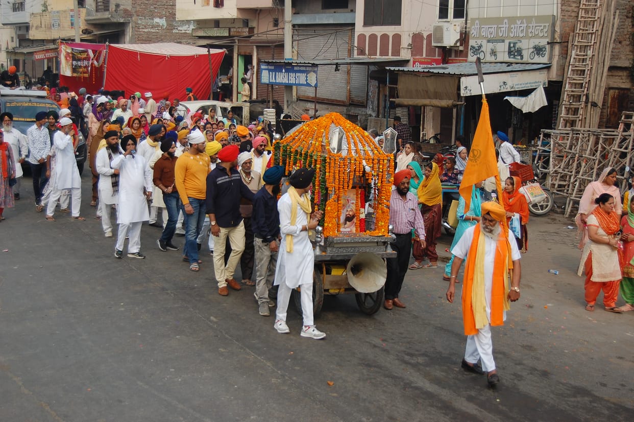 The audience was stunned to see the feat of Gatka, took out Nagar Kirtan