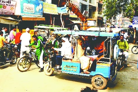 People struggling with jam due to digging of sewer line, new traffic system will be implemented from today