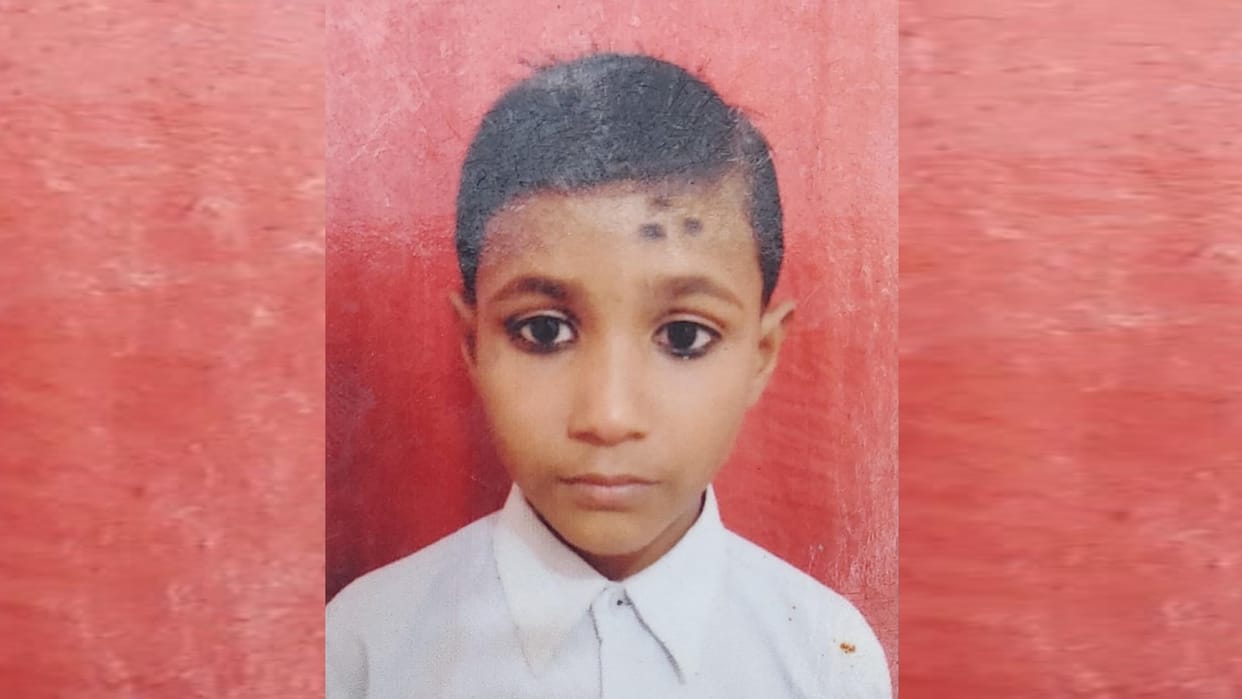 One child died because of food poisoning in Mohanlalganj.