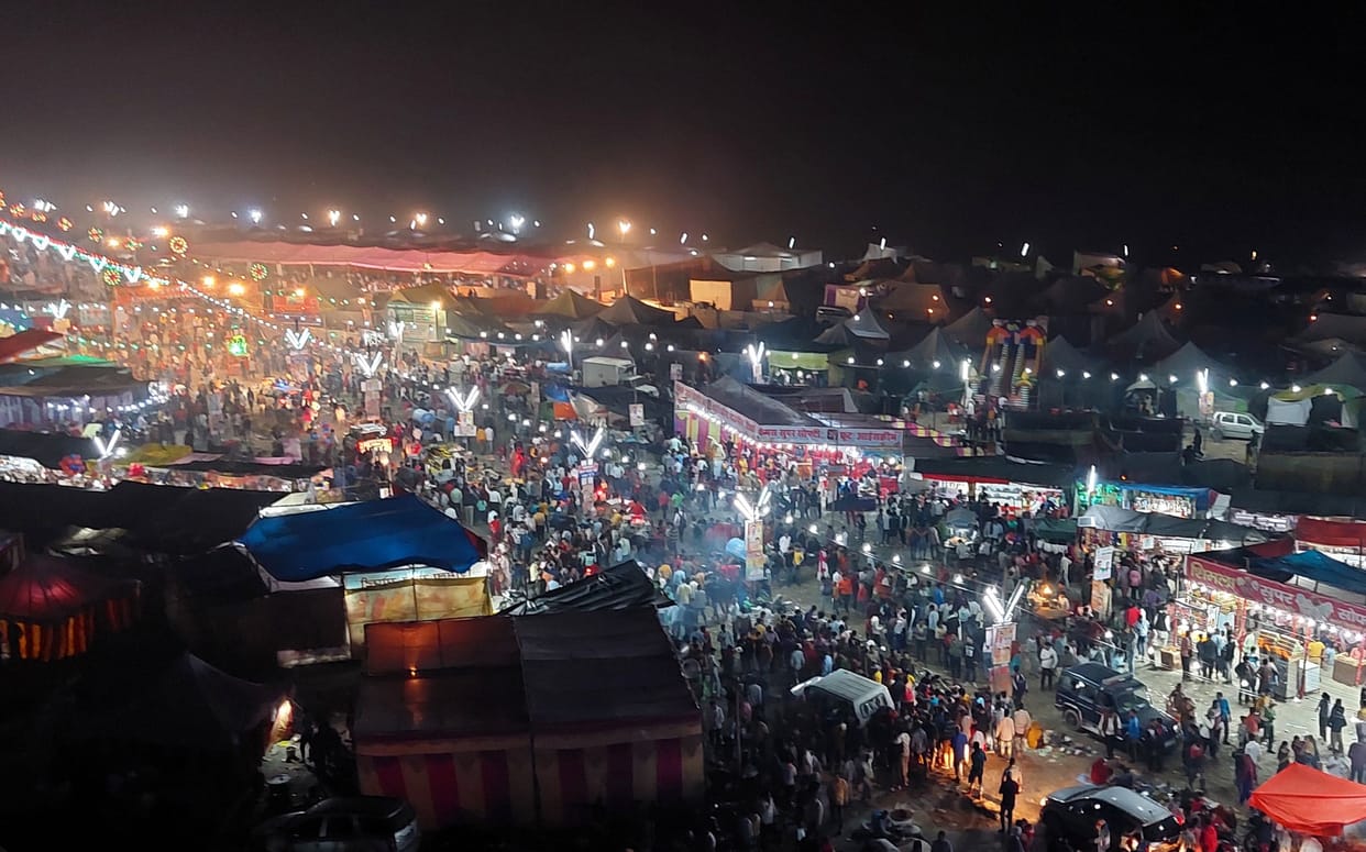 Flood of faith gathered in Ganga bathing fair, lamp was donated in the Ganges for the peace of ancestors