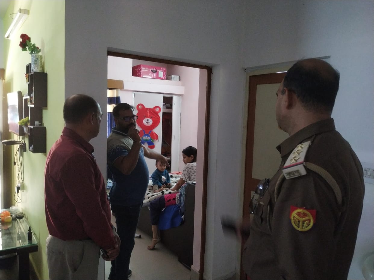 By breaking the lock of the house, thieves got goods worth lakhs