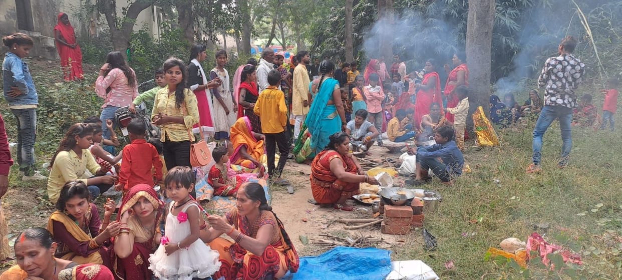 Devotees take a dip of faith in Saryu on Kartik Purnima
