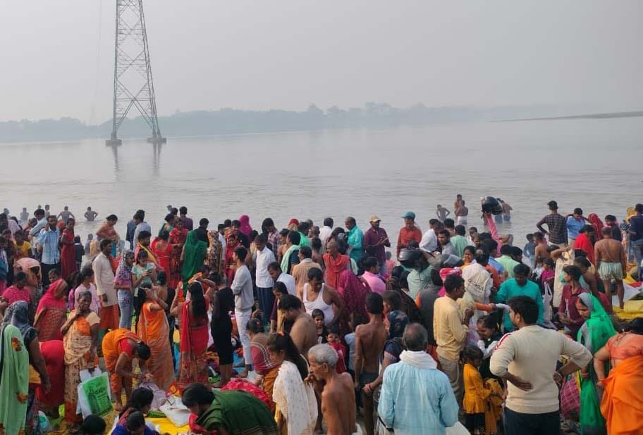 Devotees bathe, donate on Kartik Purnima
