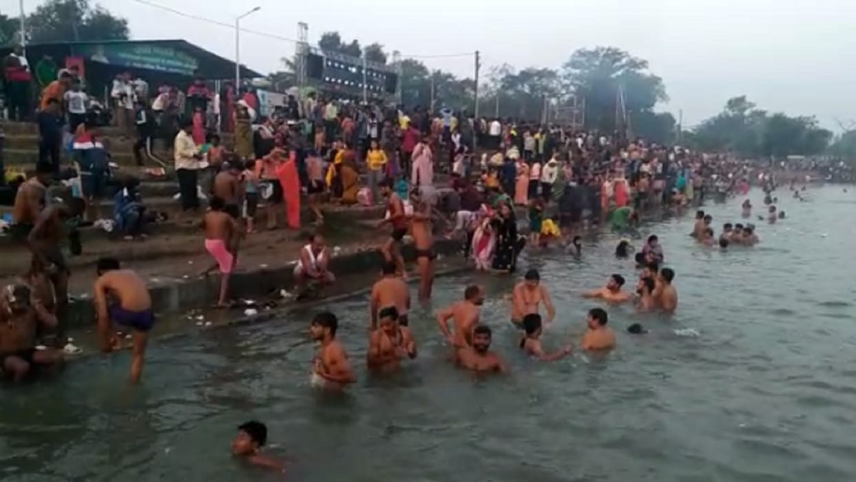 devotees take bath in shivnath river on kartik purnima in rajnandgaon
