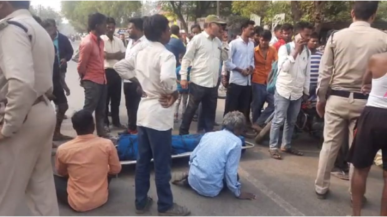 chhattisgarh yong man dies due to electrocution, people jammed road