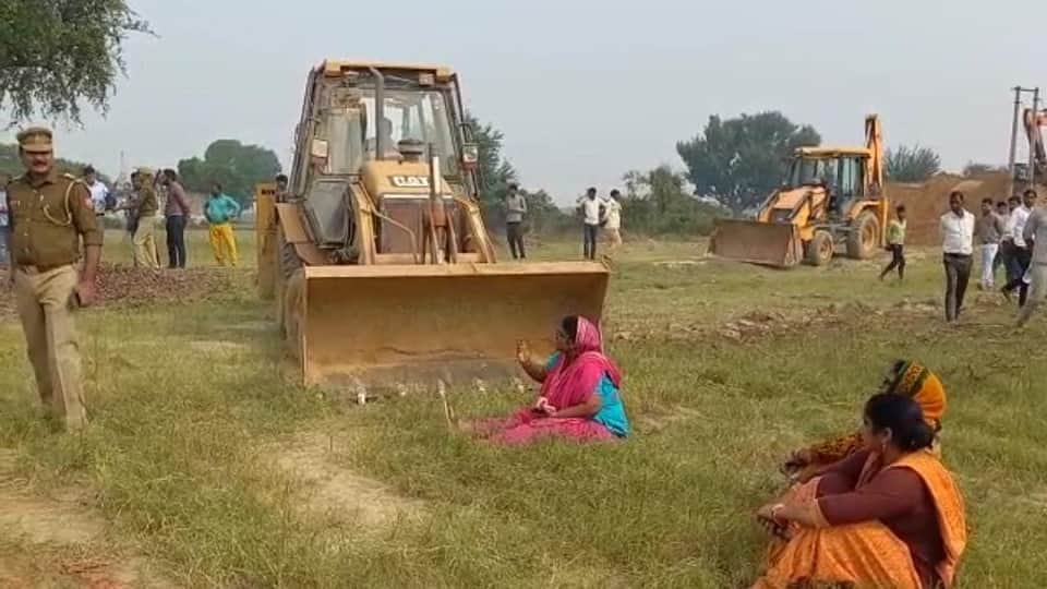 Land Acquisition Women lie down in front of JCB in Etah railway officials left sweating